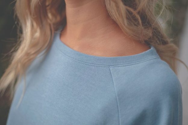 a blondie wears blue t-shirt